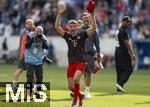 17.05.2025, Fussball 1. Bundesliga 2024/2025, 34. Spieltag,  TSG 1899 Hoffenheim - FC Bayern M�nchen, In der Pre-Zero-Arena Sinsheim. Thomas M�ller (FC Bayern M�nchen) feiert ausgelassen bei den Fans seinen Abschied.