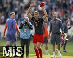 17.05.2025, Fussball 1. Bundesliga 2024/2025, 34. Spieltag,  TSG 1899 Hoffenheim - FC Bayern M�nchen, In der Pre-Zero-Arena Sinsheim. Thomas M�ller (FC Bayern M�nchen) feiert ausgelassen bei den Fans seinen Abschied.