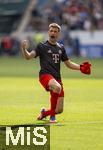 17.05.2025, Fussball 1. Bundesliga 2024/2025, 34. Spieltag,  TSG 1899 Hoffenheim - FC Bayern M�nchen, In der Pre-Zero-Arena Sinsheim. Thomas M�ller (FC Bayern M�nchen) feiert ausgelassen bei den Fans seinen Abschied.