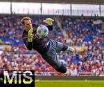 17.05.2025, Fussball 1. Bundesliga 2024/2025, 34. Spieltag,  TSG 1899 Hoffenheim - FC Bayern M�nchen, In der Pre-Zero-Arena Sinsheim. Torwart Manuel Neuer (FC Bayern M�nchen) hechtet zum Ball beim Aufw�rmen.
