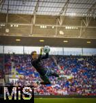 17.05.2025, Fussball 1. Bundesliga 2024/2025, 34. Spieltag,  TSG 1899 Hoffenheim - FC Bayern M�nchen, In der Pre-Zero-Arena Sinsheim. Torwart Manuel Neuer (FC Bayern M�nchen) hechtet zum Ball beim Aufw�rmen.
