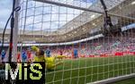 17.05.2025, Fussball 1. Bundesliga 2024/2025, 34. Spieltag,  TSG 1899 Hoffenheim - FC Bayern M�nchen, In der Pre-Zero-Arena Sinsheim. Torwart Oliver Baumann (TSG 1899 Hoffenheim) prallt beim Tor zum 1: 0 von Michael Olise (nicht im Bild, FC Bayern M�nchen) 