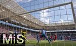 17.05.2025, Fussball 1. Bundesliga 2024/2025, 34. Spieltag,  TSG 1899 Hoffenheim - FC Bayern M�nchen, In der Pre-Zero-Arena Sinsheim. Torschuss per Rechtsschuss zum 4:0 von Harry Kane (re, FC Bayern M�nchen) gegen den machtlosen Torwart Oliver Baumann (li, TSG 1899 Hoffenheim) 
