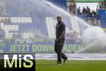 17.05.2025, Fussball 1. Bundesliga 2024/2025, 34. Spieltag,  TSG 1899 Hoffenheim - FC Bayern M�nchen, In der Pre-Zero-Arena Sinsheim. Trainer Vincent Kompany (FC Bayern M�nchen) vor dem Spiel vor der Rasenw�sserungsanlage.