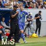 17.05.2025, Fussball 1. Bundesliga 2024/2025, 34. Spieltag,  TSG 1899 Hoffenheim - FC Bayern M�nchen, In der Pre-Zero-Arena Sinsheim. Trainer Vincent Kompany (FC Bayern M�nchen) mit Torwart Manuel Neuer (FC Bayern M�nchen) am Spielfeldrand 