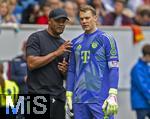 17.05.2025, Fussball 1. Bundesliga 2024/2025, 34. Spieltag,  TSG 1899 Hoffenheim - FC Bayern M�nchen, In der Pre-Zero-Arena Sinsheim. Trainer Vincent Kompany (FC Bayern M�nchen) mit Torwart Manuel Neuer (FC Bayern M�nchen) am Spielfeldrand 