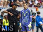 17.05.2025, Fussball 1. Bundesliga 2024/2025, 34. Spieltag,  TSG 1899 Hoffenheim - FC Bayern M�nchen, In der Pre-Zero-Arena Sinsheim. Trainer Vincent Kompany (FC Bayern M�nchen) mit Torwart Manuel Neuer (FC Bayern M�nchen) am Spielfeldrand 