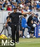 17.05.2025, Fussball 1. Bundesliga 2024/2025, 34. Spieltag,  TSG 1899 Hoffenheim - FC Bayern M�nchen, In der Pre-Zero-Arena Sinsheim. Trainer Vincent Kompany (FC Bayern M�nchen) am Spielfeldrand  