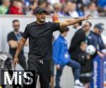 17.05.2025, Fussball 1. Bundesliga 2024/2025, 34. Spieltag,  TSG 1899 Hoffenheim - FC Bayern M�nchen, In der Pre-Zero-Arena Sinsheim. Trainer Vincent Kompany (FC Bayern M�nchen) am Spielfeldrand  