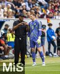 17.05.2025, Fussball 1. Bundesliga 2024/2025, 34. Spieltag,  TSG 1899 Hoffenheim - FC Bayern M�nchen, In der Pre-Zero-Arena Sinsheim. Trainer Vincent Kompany (FC Bayern M�nchen) mit Torwart Manuel Neuer (FC Bayern M�nchen) am Spielfeldrand 