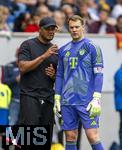 17.05.2025, Fussball 1. Bundesliga 2024/2025, 34. Spieltag,  TSG 1899 Hoffenheim - FC Bayern M�nchen, In der Pre-Zero-Arena Sinsheim. Trainer Vincent Kompany (FC Bayern M�nchen) mit Torwart Manuel Neuer (FC Bayern M�nchen) am Spielfeldrand 