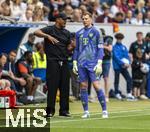 17.05.2025, Fussball 1. Bundesliga 2024/2025, 34. Spieltag,  TSG 1899 Hoffenheim - FC Bayern M�nchen, In der Pre-Zero-Arena Sinsheim. Trainer Vincent Kompany (FC Bayern M�nchen) mit Torwart Manuel Neuer (FC Bayern M�nchen) am Spielfeldrand 