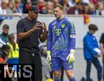 17.05.2025, Fussball 1. Bundesliga 2024/2025, 34. Spieltag,  TSG 1899 Hoffenheim - FC Bayern M�nchen, In der Pre-Zero-Arena Sinsheim. Trainer Vincent Kompany (FC Bayern M�nchen) mit Torwart Manuel Neuer (FC Bayern M�nchen) am Spielfeldrand 