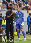 17.05.2025, Fussball 1. Bundesliga 2024/2025, 34. Spieltag,  TSG 1899 Hoffenheim - FC Bayern M�nchen, In der Pre-Zero-Arena Sinsheim. Trainer Vincent Kompany (FC Bayern M�nchen) mit Torwart Manuel Neuer (FC Bayern M�nchen) am Spielfeldrand 