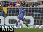 17.05.2025, Fussball 1. Bundesliga 2024/2025, 34. Spieltag,  TSG 1899 Hoffenheim - FC Bayern M�nchen, In der Pre-Zero-Arena Sinsheim. Torwart Manuel Neuer (FC Bayern M�nchen) am Ball 
