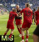 17.05.2025, Fussball 1. Bundesliga 2024/2025, 34. Spieltag,  TSG 1899 Hoffenheim - FC Bayern M�nchen, In der Pre-Zero-Arena Sinsheim. Schlussjubel der Bayern nach dem Spiel. Raphael Guerreiro (FC Bayern M�nchen) mit Konrad Laimer (FC Bayern M�nchen) 