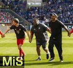 17.05.2025, Fussball 1. Bundesliga 2024/2025, 34. Spieltag,  TSG 1899 Hoffenheim - FC Bayern M�nchen, In der Pre-Zero-Arena Sinsheim. Schlussjubel der Bayern nach dem Spiel. Thomas M�ller (FC Bayern M�nchen), Trainer Vincent Kompany (FC Bayern M�nchen), 