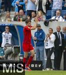 17.05.2025, Fussball 1. Bundesliga 2024/2025, 34. Spieltag,  TSG 1899 Hoffenheim - FC Bayern M�nchen, In der Pre-Zero-Arena Sinsheim. Thomas M�ller (FC Bayern M�nchen) bedankt sich nach seiner Auswechslung beim ganzen Team und den Fans 