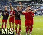 17.05.2025, Fussball 1. Bundesliga 2024/2025, 34. Spieltag,  TSG 1899 Hoffenheim - FC Bayern M�nchen, In der Pre-Zero-Arena Sinsheim. Schlussjubel der Bayern nach dem Spiel. Joao Palhinha (FC Bayern M�nchen), Eric Dier (FC Bayern M�nchen), Thomas M�ller (FC Bayern M�nchen), Joshua Kimmich (FC Bayern M�nchen), 