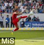 17.05.2025, Fussball 1. Bundesliga 2024/2025, 34. Spieltag,  TSG 1899 Hoffenheim - FC Bayern M�nchen, In der Pre-Zero-Arena Sinsheim. Serge Gnabry (FC Bayern M�nchen) springt zum Ball.