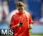 17.05.2025, Fussball 1. Bundesliga 2024/2025, 34. Spieltag,  TSG 1899 Hoffenheim - FC Bayern M�nchen, In der Pre-Zero-Arena Sinsheim. Torwart Jonas Urbig (FC Bayern M�nchen) mit Handy