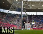 17.05.2025, Fussball 1. Bundesliga 2024/2025, 34. Spieltag,  TSG 1899 Hoffenheim - FC Bayern M�nchen, In der Pre-Zero-Arena Sinsheim. Torwart Manuel Neuer (FC Bayern M�nchen) beim Aufw�rmen. 