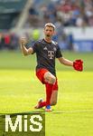 17.05.2025, Fussball 1. Bundesliga 2024/2025, 34. Spieltag,  TSG 1899 Hoffenheim - FC Bayern M�nchen, In der Pre-Zero-Arena Sinsheim. Thomas M�ller (FC Bayern M�nchen) jubelt mit den Fans bei seinem Abschied als Spieler in der Bundesliga.