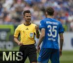 17.05.2025, Fussball 1. Bundesliga 2024/2025, 34. Spieltag,  TSG 1899 Hoffenheim - FC Bayern M�nchen, In der Pre-Zero-Arena Sinsheim.  li: Schiedsrichter Daniel Schlager mit Arthur Chaves (Hoffenheim) 