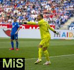 17.05.2025, Fussball 1. Bundesliga 2024/2025, 34. Spieltag,  TSG 1899 Hoffenheim - FC Bayern M�nchen, In der Pre-Zero-Arena Sinsheim. Torwart Oliver Baumann (TSG 1899 Hoffenheim) in Aktion 