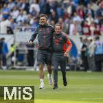 17.05.2025, Fussball 1. Bundesliga 2024/2025, 34. Spieltag,  TSG 1899 Hoffenheim - FC Bayern M�nchen, In der Pre-Zero-Arena Sinsheim. FCB-Staff jubelnd auf dem Platz nach dem Spiel, die Mannschaft des FC Bayern ist Deutscher Meister. re: Busfahrer Michael Lauerbach (FCB).