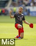 17.05.2025, Fussball 1. Bundesliga 2024/2025, 34. Spieltag,  TSG 1899 Hoffenheim - FC Bayern M�nchen, In der Pre-Zero-Arena Sinsheim. Thomas M�ller (FC Bayern M�nchen) jubelt mit den Fans bei seinem Abschied als Spieler in der Bundesliga.