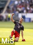 17.05.2025, Fussball 1. Bundesliga 2024/2025, 34. Spieltag,  TSG 1899 Hoffenheim - FC Bayern M�nchen, In der Pre-Zero-Arena Sinsheim. Thomas M�ller (FC Bayern M�nchen) jubelt mit den Fans bei seinem Abschied als Spieler in der Bundesliga.