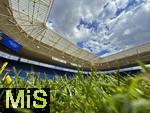 17.05.2025, Fussball 1. Bundesliga 2024/2025, 34. Spieltag,  TSG 1899 Hoffenheim - FC Bayern M�nchen, In der Pre-Zero-Arena Sinsheim. Froschperspektive vom Rasen aus.