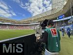17.05.2025, Fussball 1. Bundesliga 2024/2025, 34. Spieltag,  TSG 1899 Hoffenheim - FC Bayern M�nchen, In der Pre-Zero-Arena Sinsheim.  Kameramann am Spielfeldrand 
