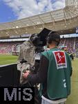 17.05.2025, Fussball 1. Bundesliga 2024/2025, 34. Spieltag,  TSG 1899 Hoffenheim - FC Bayern M�nchen, In der Pre-Zero-Arena Sinsheim.  Kameramann am Spielfeldrand 