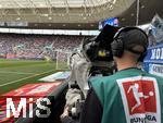 17.05.2025, Fussball 1. Bundesliga 2024/2025, 34. Spieltag,  TSG 1899 Hoffenheim - FC Bayern M�nchen, In der Pre-Zero-Arena Sinsheim.  Kameramann am Spielfeldrand 