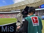 17.05.2025, Fussball 1. Bundesliga 2024/2025, 34. Spieltag,  TSG 1899 Hoffenheim - FC Bayern M�nchen, In der Pre-Zero-Arena Sinsheim.  Kameramann am Spielfeldrand 