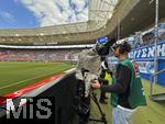 17.05.2025, Fussball 1. Bundesliga 2024/2025, 34. Spieltag,  TSG 1899 Hoffenheim - FC Bayern M�nchen, In der Pre-Zero-Arena Sinsheim.  Kameramann am Spielfeldrand 