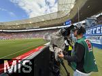 17.05.2025, Fussball 1. Bundesliga 2024/2025, 34. Spieltag,  TSG 1899 Hoffenheim - FC Bayern M�nchen, In der Pre-Zero-Arena Sinsheim.  Kameramann am Spielfeldrand 