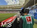 17.05.2025, Fussball 1. Bundesliga 2024/2025, 34. Spieltag,  TSG 1899 Hoffenheim - FC Bayern M�nchen, In der Pre-Zero-Arena Sinsheim.  Kameramann am Spielfeldrand 