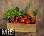 19.05.2025,  Tomaten-Kiste mit Basilikum und Rosmarin-Kruter.