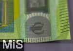 20.05.2025, Deutschland, Geldscheine, 100 Euro-Schein,  Das Hologram mit dem EURO-Zeichen.