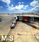 17.06.2024, Beliebtes Reiseziel der Deutschen, Mallorca. Airport Palma de Mallorca PMI, Abflug-Terminal mit dem Zugang zum Flugzeug. Fluggastbrcke, Passagierbrcke, Finger oder Rssel (englisch passenger boarding bridge)