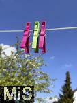 20.05.2025, Bunte Wscheklammern hngen an einer Wscheleine in Mindelheim (Bayern)