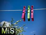 20.05.2025, Bunte Wscheklammern hngen an einer Wscheleine in Mindelheim (Bayern)