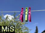 20.05.2025, Bunte Wscheklammern hngen an einer Wscheleine in Mindelheim (Bayern)