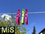 20.05.2025, Bunte Wscheklammern hngen an einer Wscheleine in Mindelheim (Bayern)