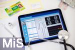 30.05.2025, Gesundheitswesen: elektronische Patientenakte auf dem Screen des Tabletts.