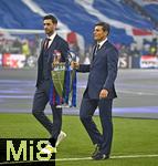 31.05.2025,  Fussball UEFA Championsleague Finale 2025:  Paris St. Germain - Inter Mailand, in der Allianz-Arena Mnchen.   Javier Pastore und Javier Zanetti (Italien) tragen die Trophe ins Stadion
     

