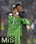 31.05.2025,  Fussball UEFA Championsleague Finale 2025:  Paris St. Germain - Inter Mailand, in der Allianz-Arena Mnchen.   Prsident Nasser Al-Khelaifi umarmnt Torwart Gianluigi Donnarumma (beide FC Paris Saint-Germain) 
  

